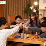 「女1人で参加したのが間違いでした…」 宅飲みで同級生達に廻された女子大生。 佐々木さき