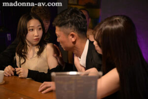 人妻NTRの禁断誘惑──ハプニングバーで堕ちていく妻の妖艶な色香【水戸かな】